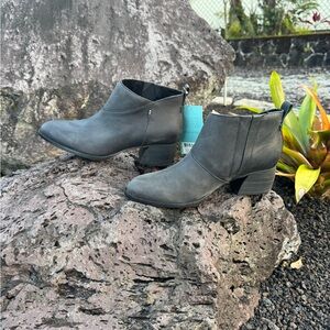 TOMS NWT Women’s Black Leather Ankle Booties Block Heel Size 8